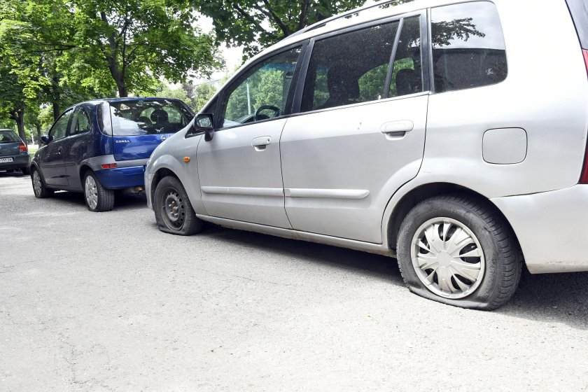 Арестуваха гамен, нарязал гумите на 12 коли в Севлиево