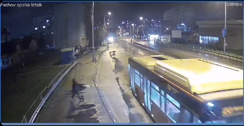 Мъж хвърли камък по автобус с хора и счупи стъкло в Перник