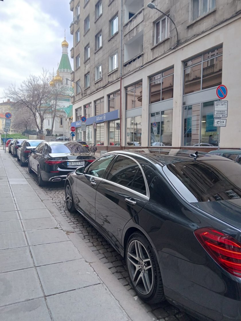 Пътно-строителен бос №1 в България Велико Желев накара и нагледалите