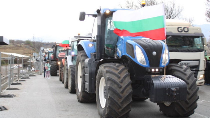 Български и румънски земеделски производители с протест блокираха ГКПП Кардам. На