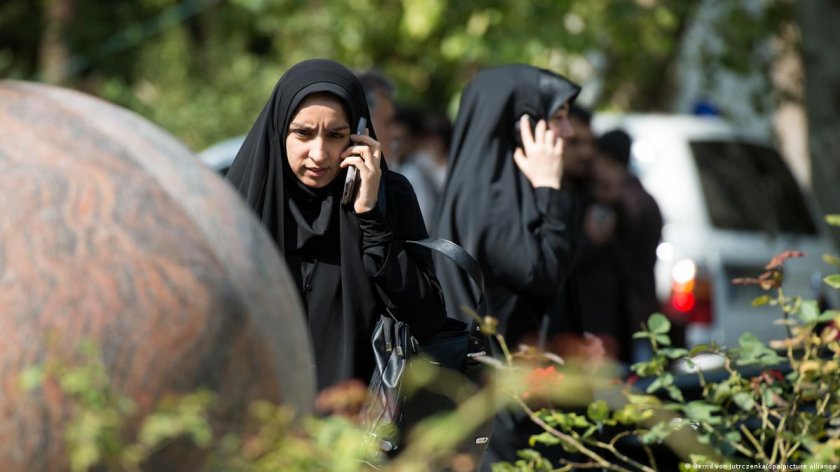 Иран слага камери по улиците, ще следят жените носят ли хиджаб