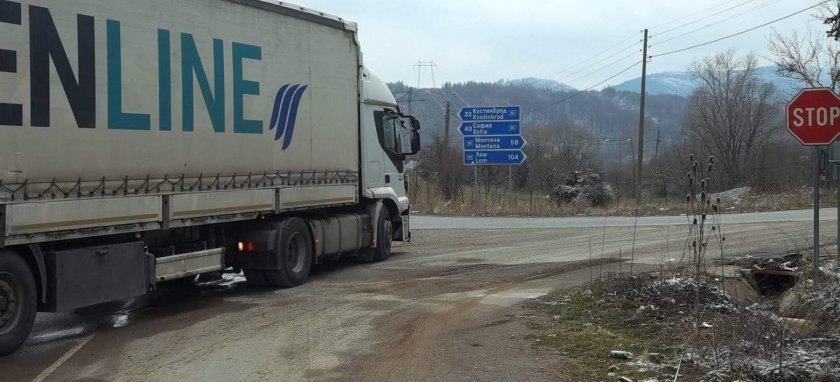 Въпреки забраната: Тирове се движат през „Петрохан”