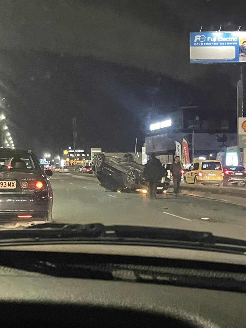 Кола се обърна по таван на Околовръстното