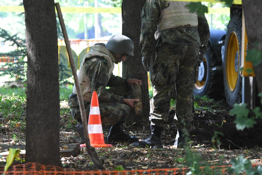 Откриха снаряд в двор в село Славовица