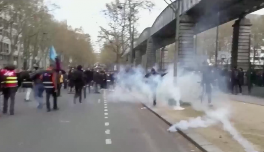 Отново размирици и сблъсъци на протестите във Франция