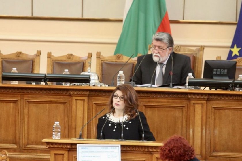 На патерица: Депутатите гласуваха отмяна на великденската ваканция 