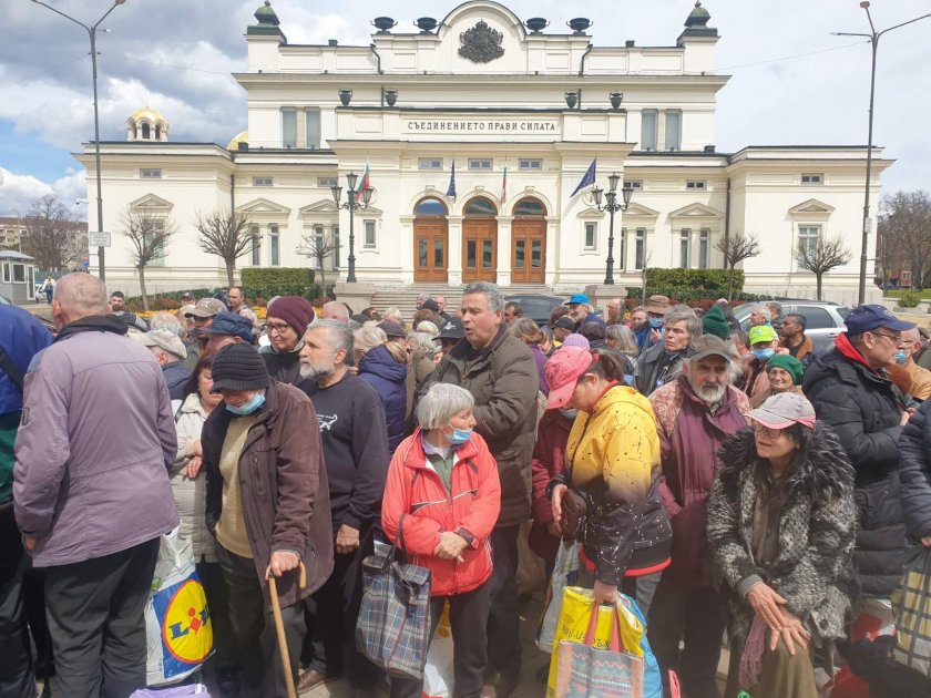 Благотворителни екипи раздаваха храна пред Парламента