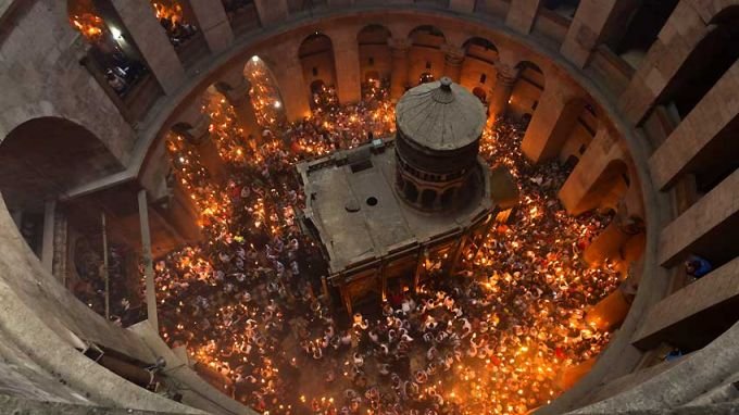 Благодатният огън слезе в храма на Гроба Господен