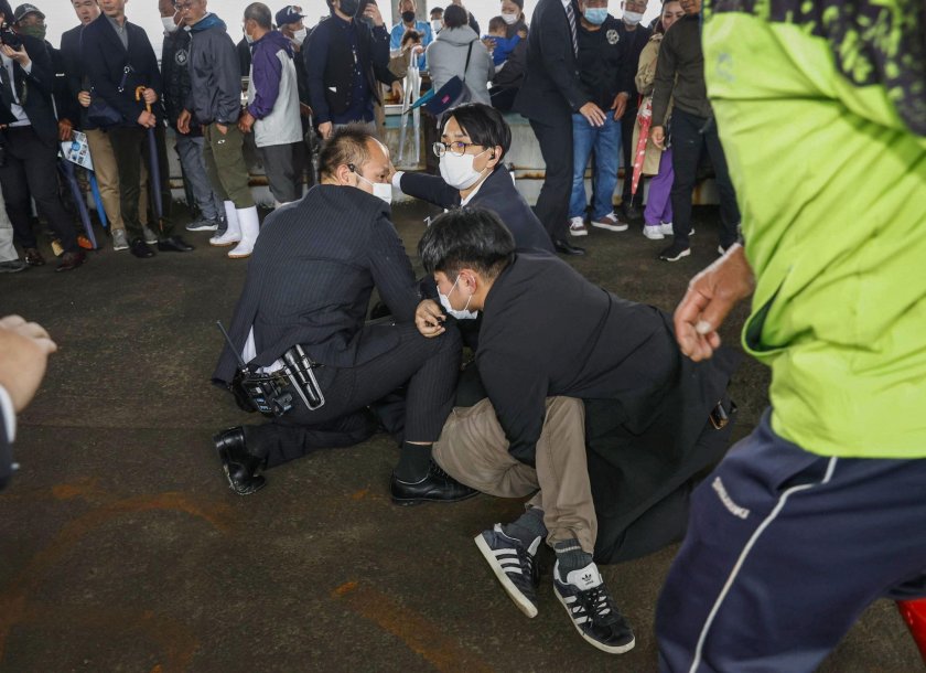 Млад мъж хвърли бомбичка по японския премиерът Фумио Кишида, който