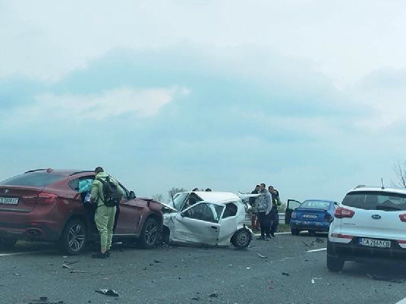 Двама са пострадали при верижната катастрофа с пет коли край Пазарджик