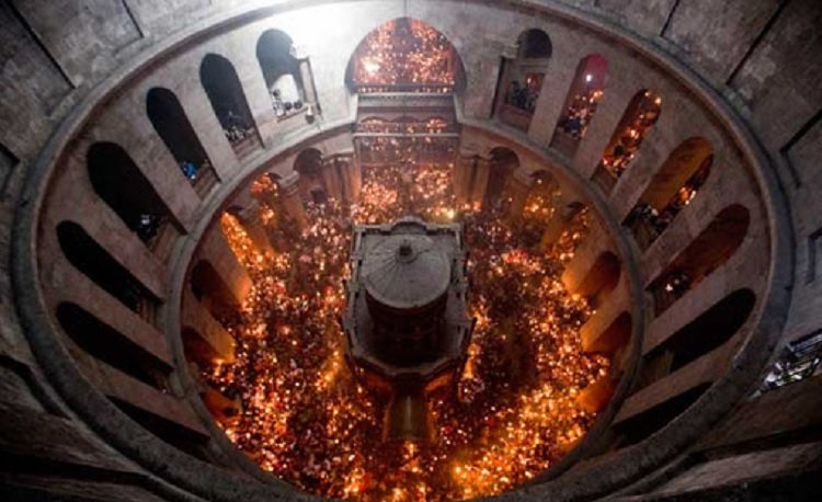 Благодатният огън се смята за най-голямото чудо на християнството. Слиза
