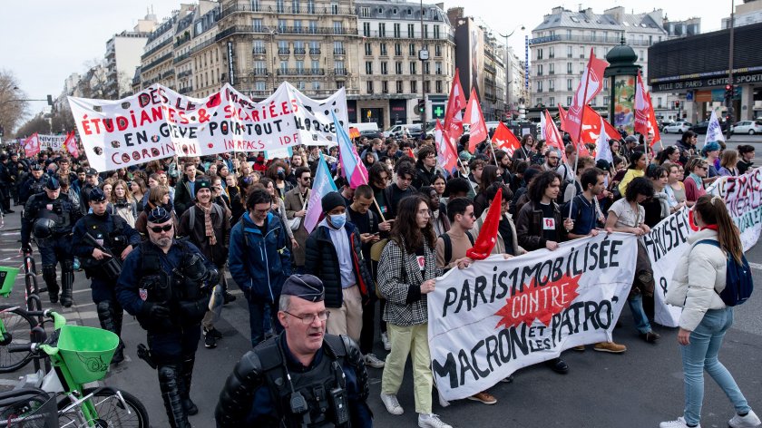Напук на протестите, законът за пенсионната реформа във Франция влезе в сила