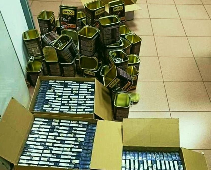 Над 4 000 къса цигари в консерви с кучешка храна откриха митничари на Калотина