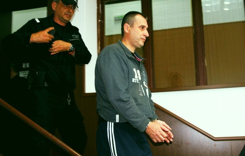 Ченге, убило родителите си, наглее в съда 