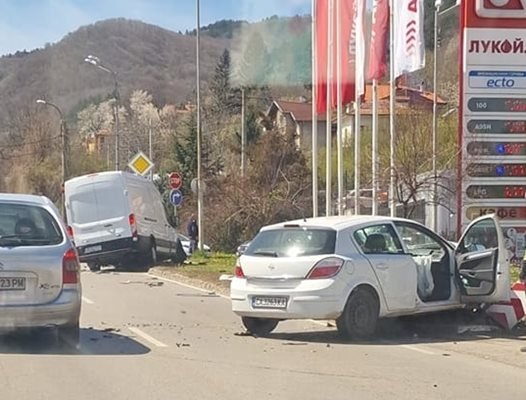 Тежък сблъсък между бус и лек автомобил се е случил