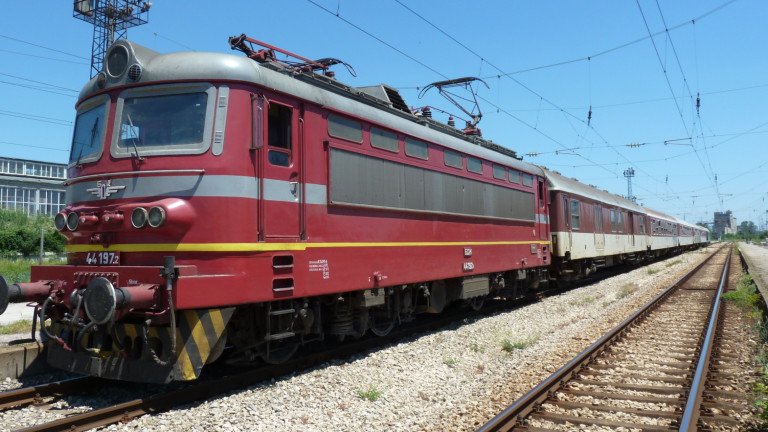 Влак, движещ се по път 2 в междугарието Калояновец -