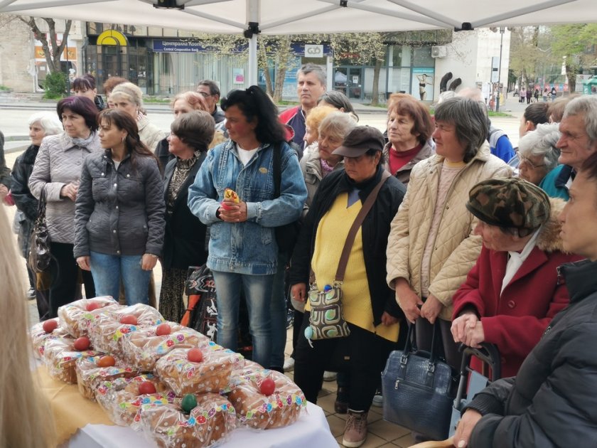 Община Ловеч раздаде на граждани 400 козунаци и шарени яйца