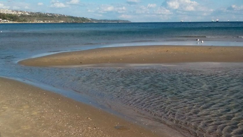 Тяло на жена изплува на морския бряг край Варна