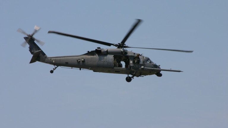Японски спасители откриха останките на катастрофирал военен хеликоптер, съобщава Ройтерс.