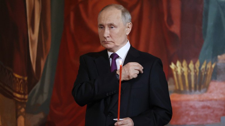 Путин на служба в катедралата "Христос Спасител" в Москва