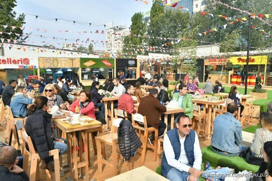 Фестивал на уличната храна се провежда в Букурещ този уикенд.