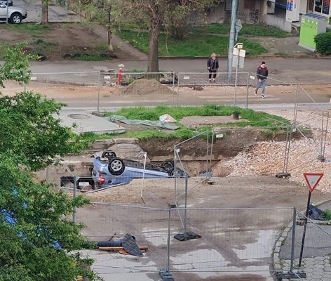Зрелищна катастрофа: Пиян шофьор падна в изкоп в Пловдив след гонка