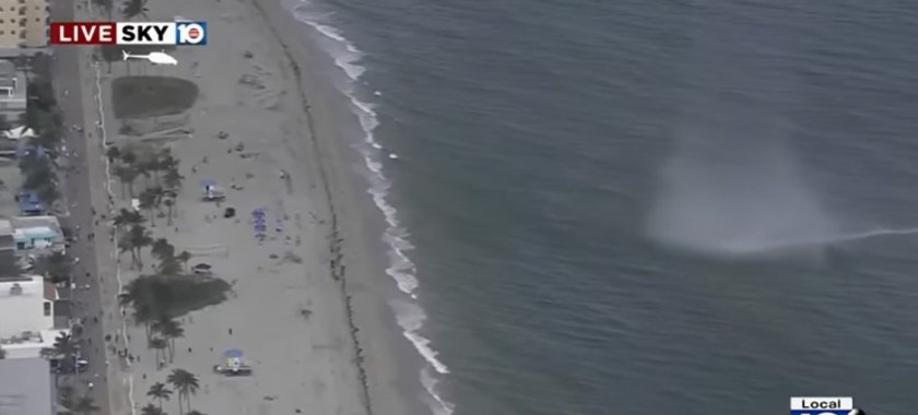 В Съединените щати воден смерч стресна разхождащите се по плажа