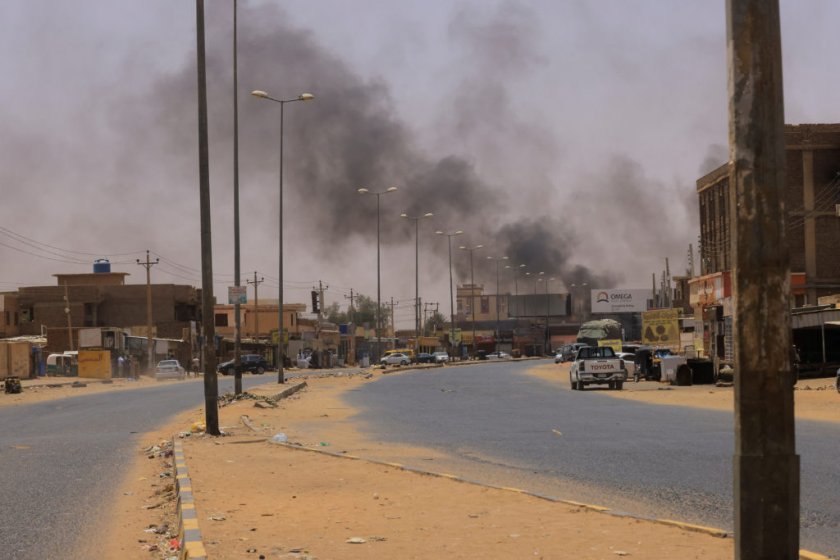 Масова евакуация от Судан предприеха държавите 