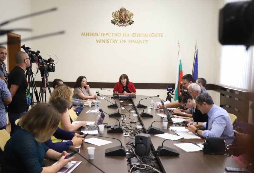 Велкова представя макрорамката на служебната власт