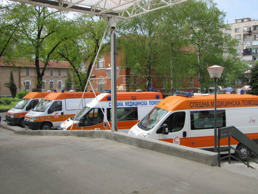 Баща е на командно дишане, след като синът му го преби в Каолиново