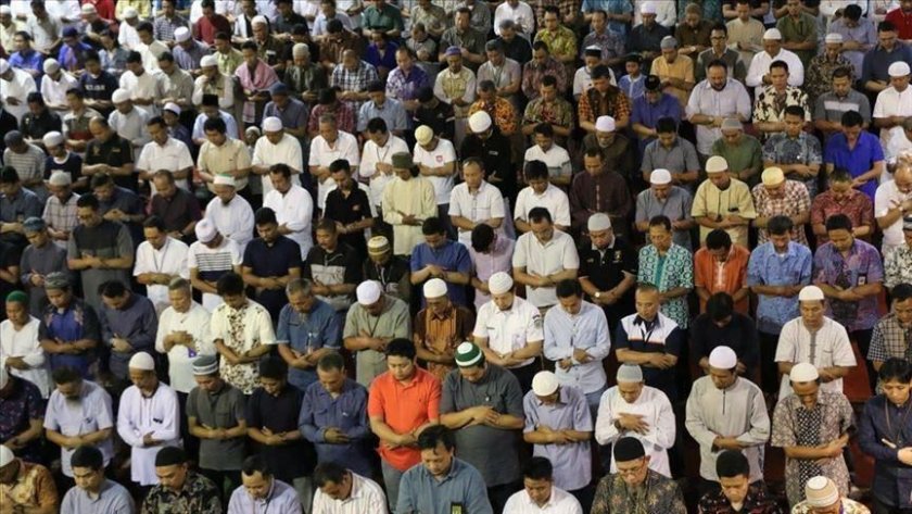 Мюсюлманите в Индонезия и Малайзия посрещат Рамазан байрам