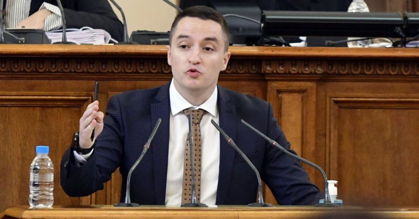 Депутатът от ПП-ДБ Явор Божанков завежда писмо с питане до