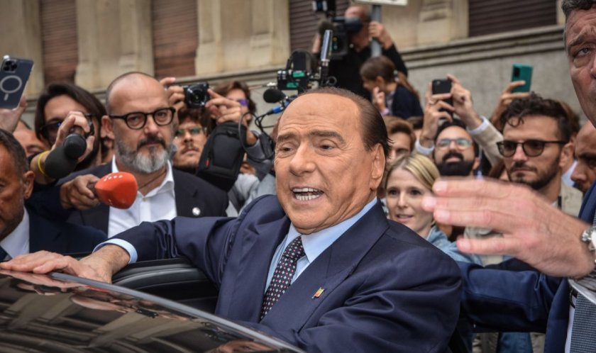 Здравето на Силвио Берлускони бавно, но постепенно се подобрява, съобщиха