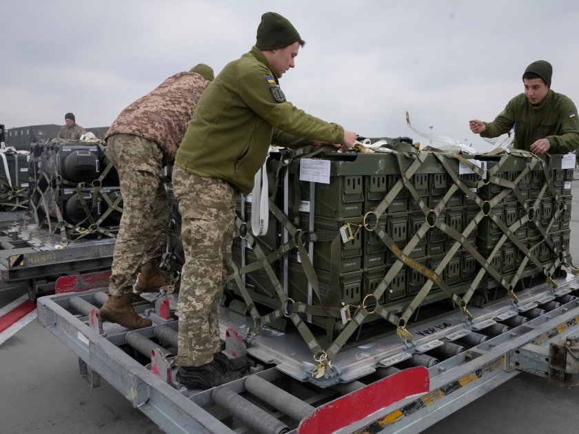 Канада изпраща снайпери, радиостанции и боеприпаси на Украйна