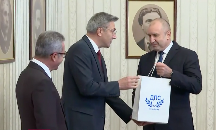 Президентът Румен Радев продължава политическите консултации за съставяне на правителство