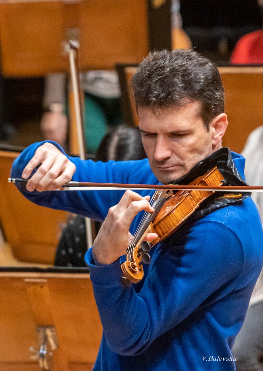 Светлин Русев представя виртуозен концерт със Софийската филхармония