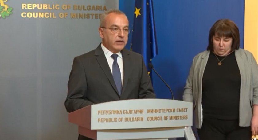 Премиерът Гълъб Донев и министърът на финансите Росица Велкова представят