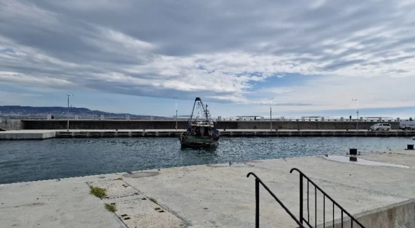 Риболовен кораб заседна на входа на пристанище Карантината“ във варненския