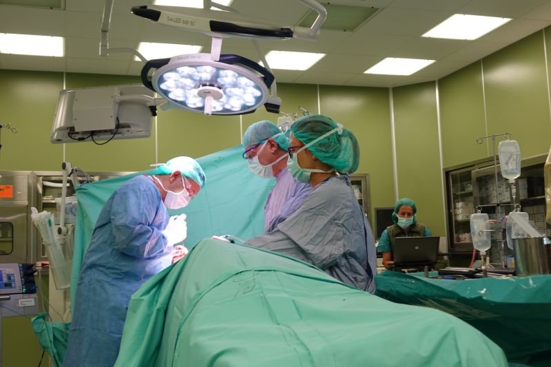 Екип на клиниката по ортопедия в болница Токуда спаси от парализа дете,