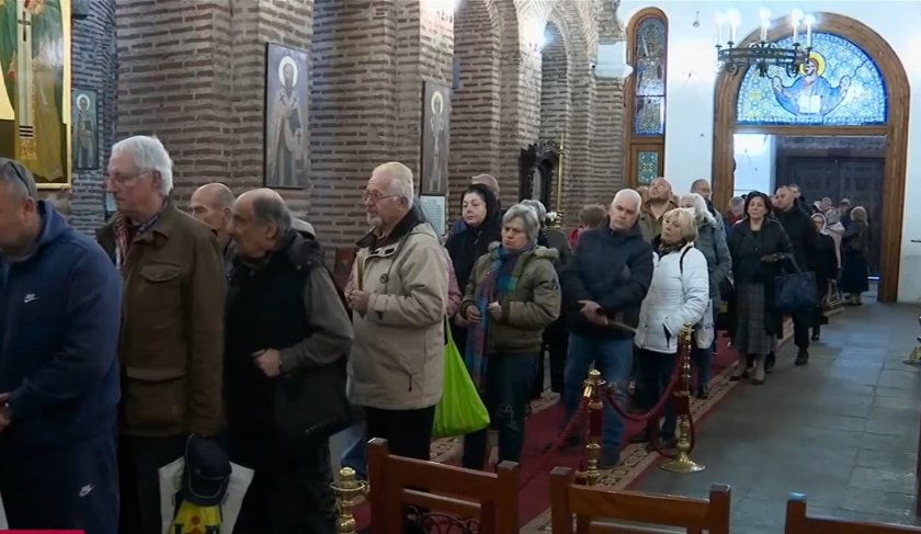 Стотици на опашка за мощите на Свети Георги в църквата "Св. София"