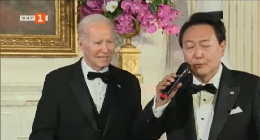 Южнокорейският президент пее на Джо Байдън
