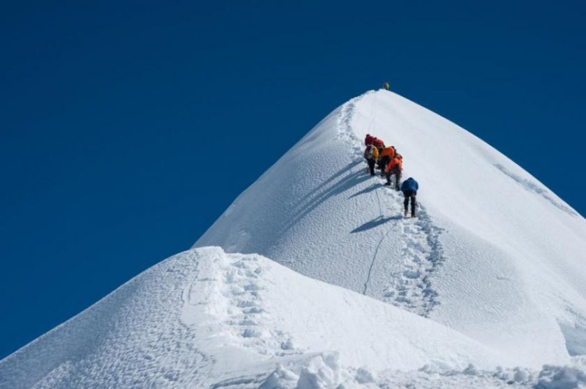 Американски алпинист е загинал на Еверест, съобщи организаторът на експедицията му.