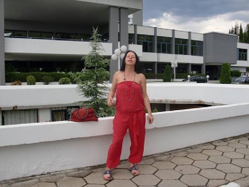 Внучката, набила и ограбила 103-годишната си баба, остава в ареста