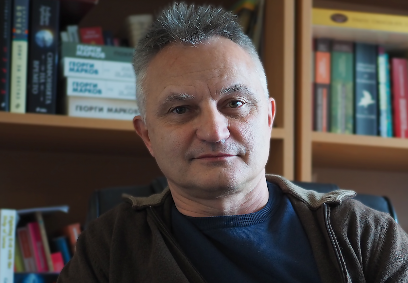 Писателят Захари Карабашлиев се радва на "Коцето Късопишков"