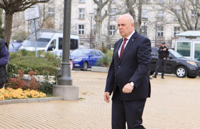 Премиерът Гълъб Донев свиква спешно утре всички служби в МВР