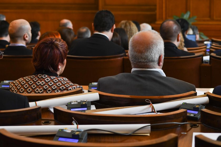 Депутатите пак заседават по правилника, избират и постоянните комисии
