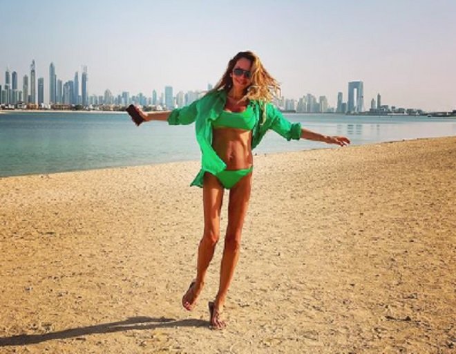 Попрецъфтялата миска Ивайла Бакалова събра погледите от плажа в Дубай.