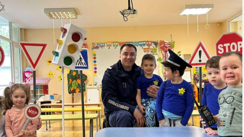Деца се запознаха с професията полицай
