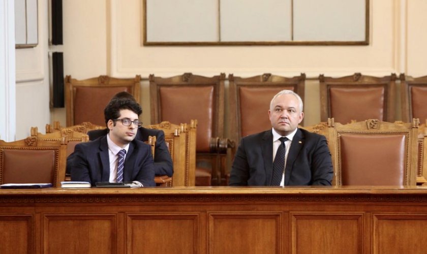 Депутатите се ядосаха на вицепремиера Атанас Пеканов, който напусна заседанието