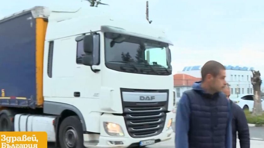 Недоволство в Нови хан: Местните жители спират тирове с телата си 